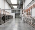 Sistema de aerotermia industrial instalado en lavandería conectado al circuito de agua caliente de las lavadoras